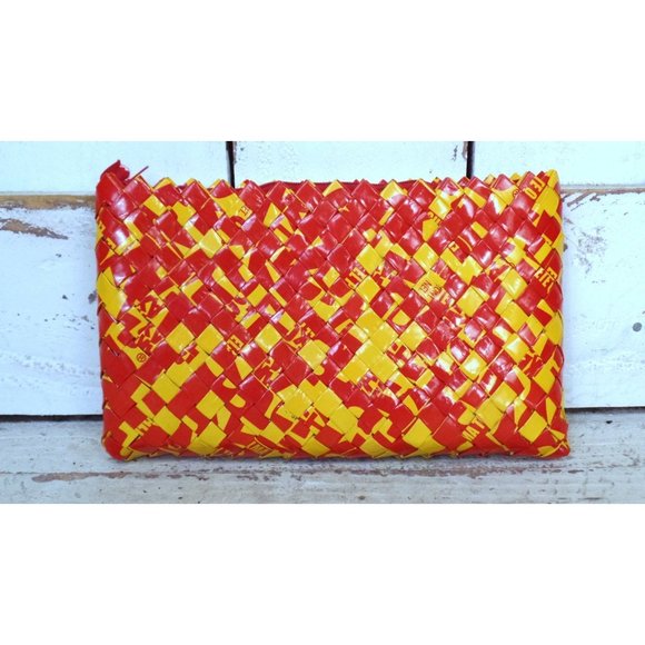 Vintage red yellow plastic label folded basket weave clutch purse - Picture 5 of 7